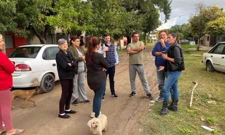 Jorgelina Mudallel recorrió barrio Cabal junto a vecinos, quienes le manifestaron sus problemáticas. Jorgelina Mudallel recorrió barrio Cabal junto a vecinos, quienes le manifestaron sus problemáticas.