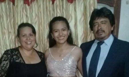 Angie Farías, la cumpleañera junto a sus familiares Angie Farías, la cumpleañera junto a sus familiares