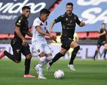 Colón y Newells empataron 1-1 en Santa Fe, por la décima fecha del Torneo de la Liga Profesional. Colón y Newells empataron 1-1 en Santa Fe, por la décima fecha del Torneo de la Liga Profesional.