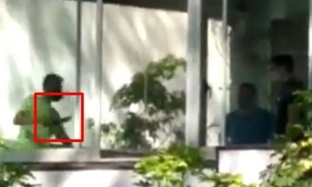 El hombre ingresó armado con un cuchillo y atacó a las dos víctimas. Fue baleado y detenido por la policía. visibil El hombre ingresó armado con un cuchillo y atacó a las dos víctimas. Fue baleado y detenido por la policía. visibil