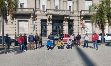 Los comerciantes del rubro pesca reclamaron el jueves en Casa de Gobierno. Los comerciantes del rubro pesca reclamaron el jueves en Casa de Gobierno.