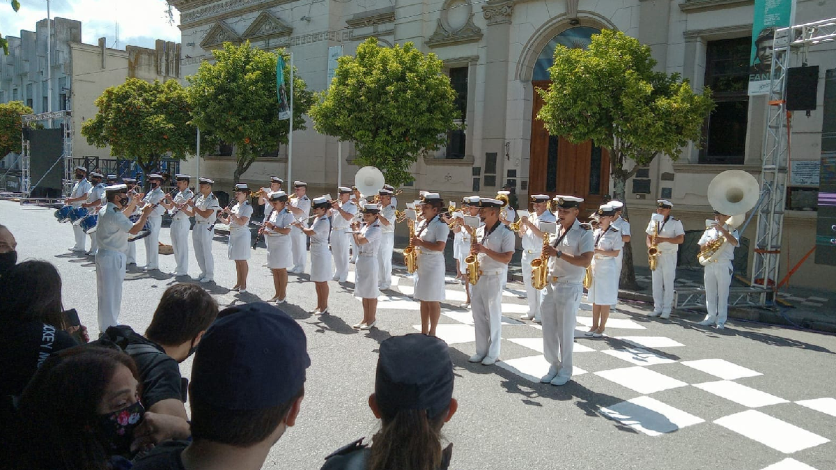 La ceremonia en Balcarce con la presencia de figuras destacadas.