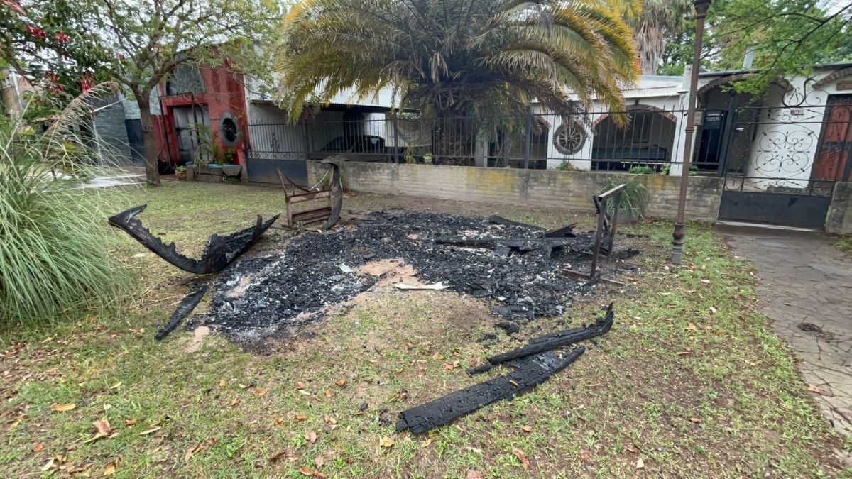 Los restos del velero incendiado en Rincón este lunes por la noche.