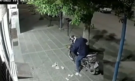 Entró a robar a una ferretería, se le cayó la plata y no lograba arrancar la moto. Entró a robar a una ferretería, se le cayó la plata y no lograba arrancar la moto.