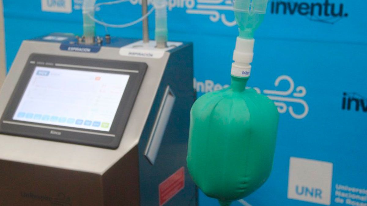 Los respiradores creados por la UNR poseen un costo reducido que oscila entre un 30 o 40 % de lo que sale un respirador convencional en el mercado y el desarrollo es de código abierto