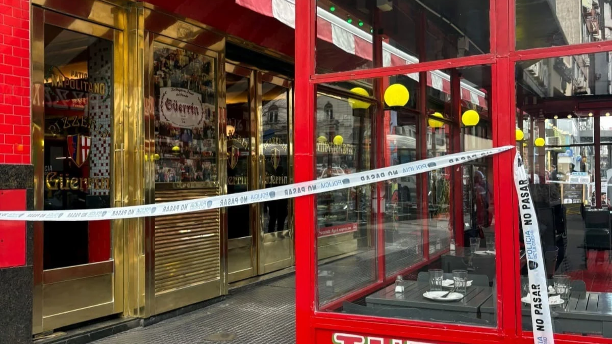 Efectivos policiales y personal del SAME trabajaron en la tradicional pizzería Güerrín tras la muerte de un comensal.