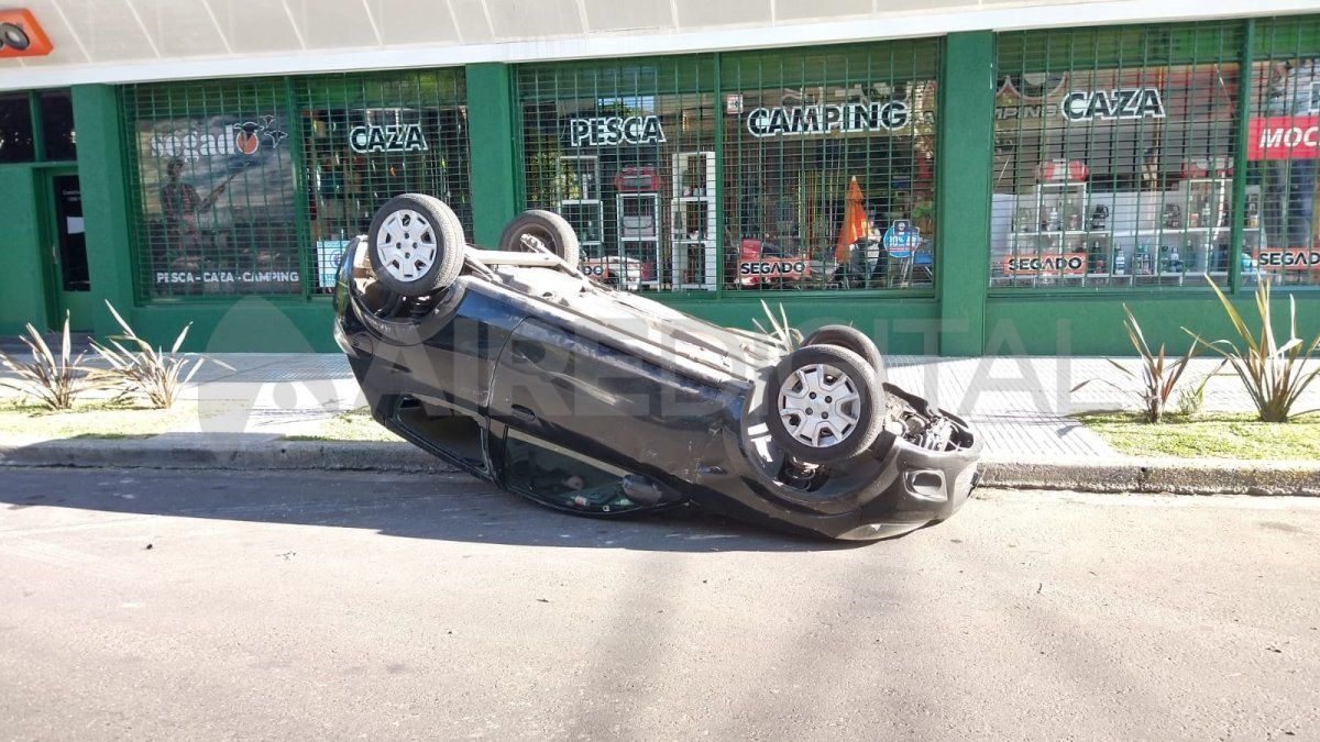 Accidente en el barrio Candioti Norte: la conductora de un auto chocó contra una camioneta y volcó.