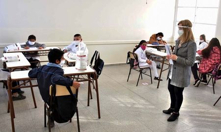 Vuelven en las primarias de toda la provincia y en las secundarias de zonas con menor riesgo epidemiológico. Vuelven en las primarias de toda la provincia y en las secundarias de zonas con menor riesgo epidemiológico.