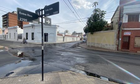 El pasado domingo, dos motochorros atacaron a una mujer de 73 años en la esquina de 9 de Julio y Entre Ríos, a plena luz del día. El pasado domingo, dos motochorros atacaron a una mujer de 73 años en la esquina de 9 de Julio y Entre Ríos, a plena luz del día.