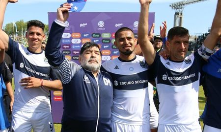pese a la renuncia, gimnasia quiere convencer a maradona para que siga