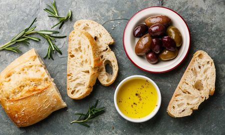 La receta sin levadura para hacer pan de oliva y naranja casero. La receta sin levadura para hacer pan de oliva y naranja casero.