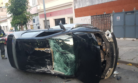 Accidente múltiple y ataque caníbal en Floresta: una mujer chocó, volcó y mordió a dos policías Accidente múltiple y ataque caníbal en Floresta: una mujer chocó, volcó y mordió a dos policías