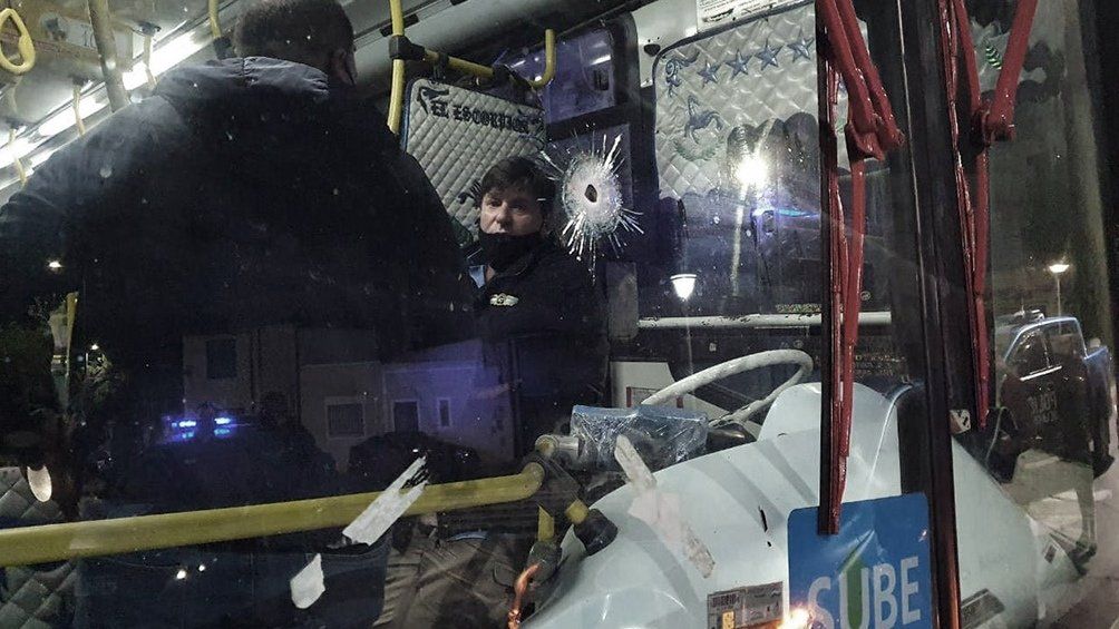 Los asaltantes se bajaron del transporte y escaparon corriendo, hasta que a unos metros amenazaron con un arma de fuego a un automovilista para que los lleve