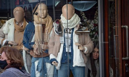 Las cámaras empresarias hicieron saber a la Secretaría de Comercio, que ante el derrumbe de ventas con la segunda ola covid, verían con buenos ojos la extensión del ahora 12 y Ahora 18, que culmina el próximo 31 de julio. Las cámaras empresarias hicieron saber a la Secretaría de Comercio, que ante el derrumbe de ventas con la segunda ola covid, verían con buenos ojos la extensión del ahora 12 y Ahora 18, que culmina el próximo 31 de julio.