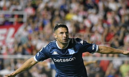 Maravilla Martínez ganó en las alturas y le dio la victoria a Racing por 1 a 0 ante Unión. Maravilla Martínez ganó en las alturas y le dio la victoria a Racing por 1 a 0 ante Unión.