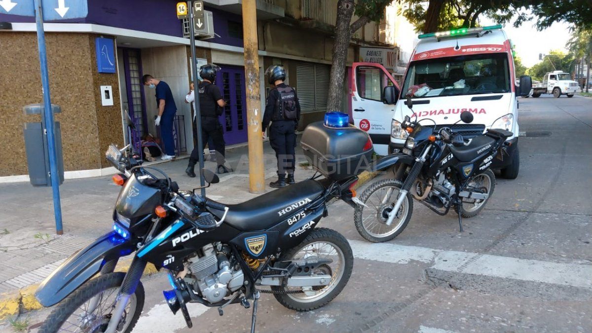 La mujer quedó tendida en el ingreso a la clínica
