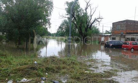 En la zona de barrio Yapeyú y sobre todo en La Ranita el agua escurre con lentitud hacia los reservorios del Salado. En la zona de barrio Yapeyú y sobre todo en La Ranita el agua escurre con lentitud hacia los reservorios del Salado.
