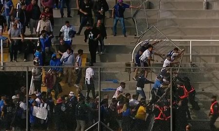 El duelo entre Talleres y Chacarita en La Rioja por los 32 avos de final, se vio detenido por incidentes en las tribunas. El duelo entre Talleres y Chacarita en La Rioja por los 32 avos de final, se vio detenido por incidentes en las tribunas.