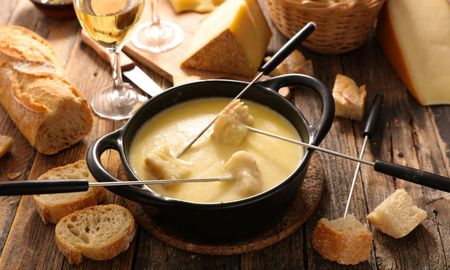 La receta ideal para preparar fondue de queso casera. La receta ideal para preparar fondue de queso casera.