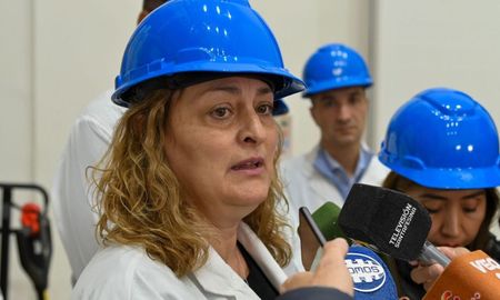 La ministra de Salud de la Provincia, Silvia Ciancio, recorrió este martes el Laboratorio Industrial Farmacéutico (LIF), en la ciudad de Santa Fe. La ministra de Salud de la Provincia, Silvia Ciancio, recorrió este martes el Laboratorio Industrial Farmacéutico (LIF), en la ciudad de Santa Fe.