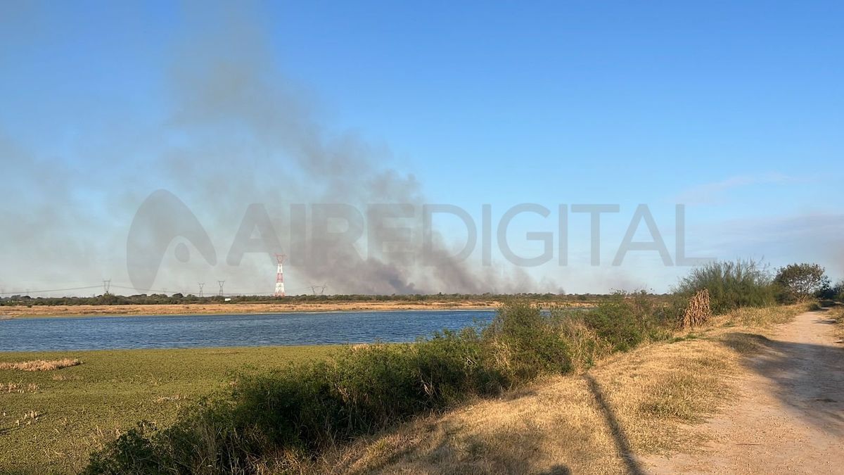 Incendios de pastizales en cercanías a la Laguna Bedetti, Santo Tomé. Incendios de pastizales en cercanías a la Laguna Bedetti, Santo Tomé.