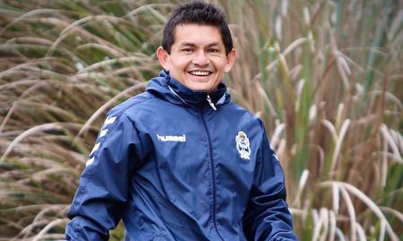 Luis Pulga Rodríguez entrenó este jueves por primera vez como jugador de Gimnasia y Esgrima de La Plata. Luis Pulga Rodríguez entrenó este jueves por primera vez como jugador de Gimnasia y Esgrima de La Plata.