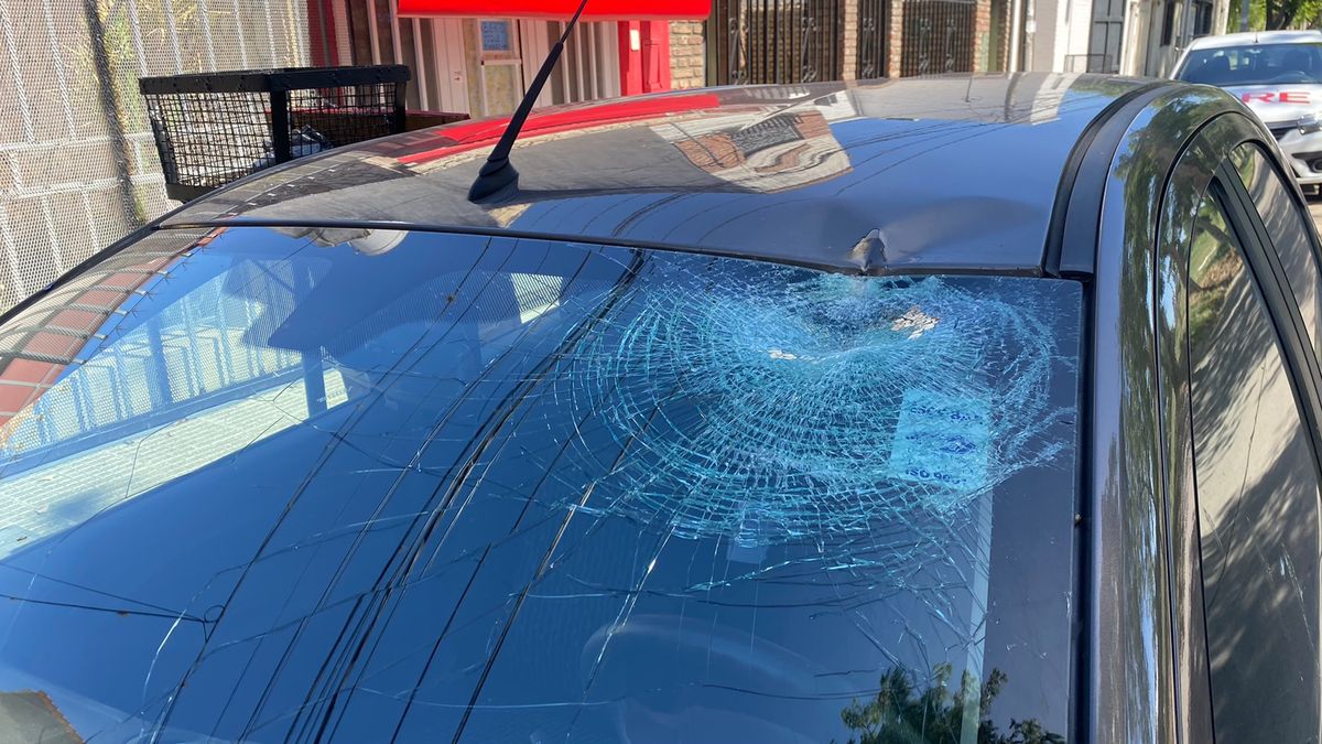 As&iacute; qued&oacute; el parabrisas del veh&iacute;culo vandalizado.