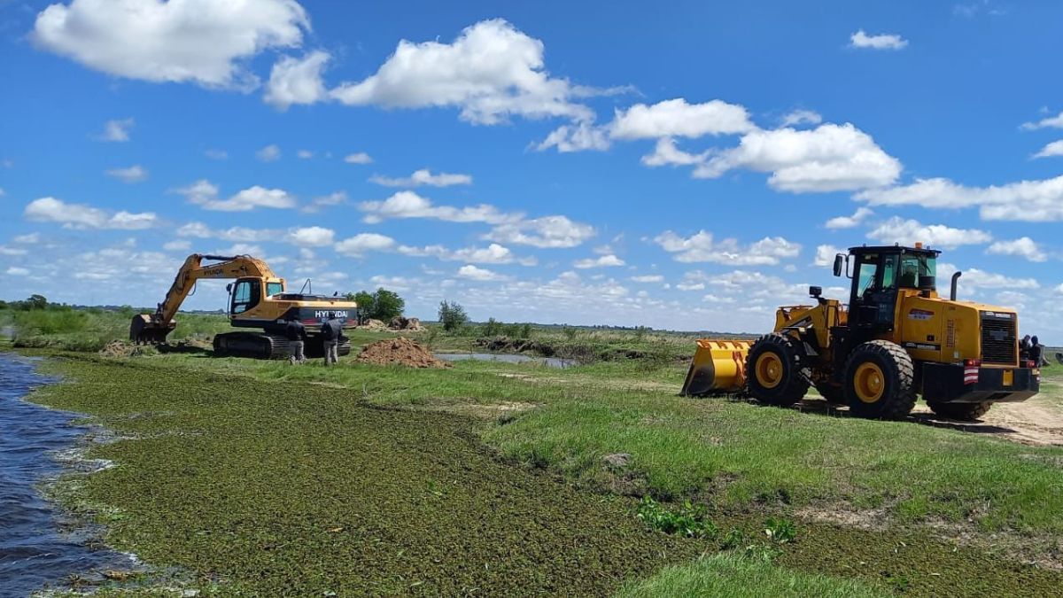 Los trabajos de reparación de las defensas del Gran Santa Fe fueron licitados durante la última etapa de la gestión de gobierno anterior, y se reactivaron durante las últimas semanas. Los trabajos de reparación de las defensas del Gran Santa Fe fueron licitados durante la última etapa de la gestión de gobierno anterior, y se reactivaron durante las últimas semanas.