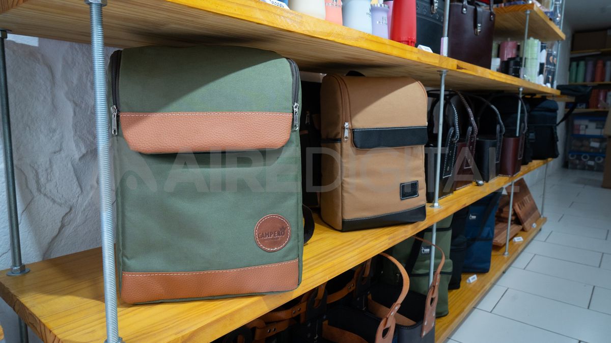 Comercializan mochilas y bolsos materos. Comercializan mochilas y bolsos materos.