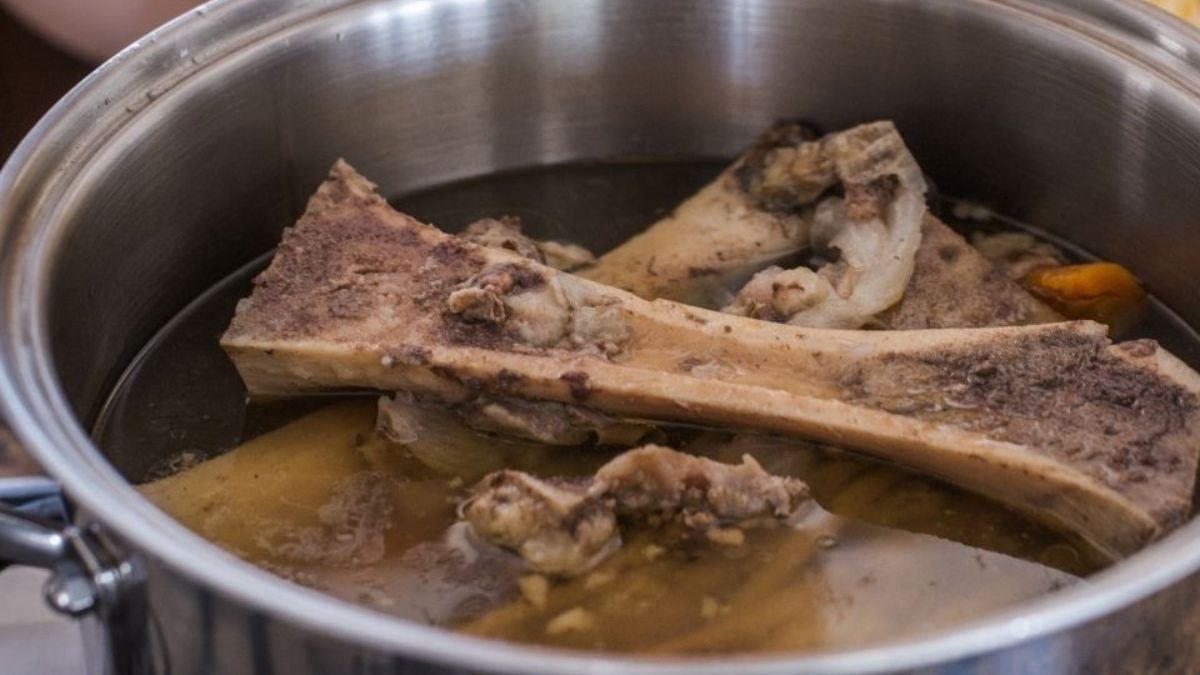 El caldo de hueso sirve para protegerse de las bajas temperaturas, brindando una gran cantidad de colágeno. El caldo de hueso sirve para protegerse de las bajas temperaturas, brindando una gran cantidad de colágeno.