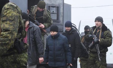 Un total de 76 ucranianos, entre militares y civiles, fueron liberados por Rusia en un nuevo canje de prisioneros. Un total de 76 ucranianos, entre militares y civiles, fueron liberados por Rusia en un nuevo canje de prisioneros.