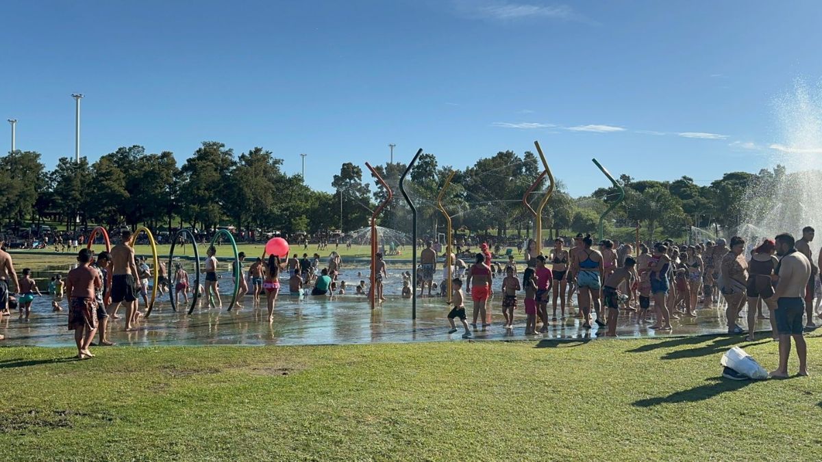 Los piletones colmados, chicos corriendo de un lado a otro, duchas siempre ocupadas y grupos familiares buscando refugio bajo la sombra de los árboles. Los piletones colmados, chicos corriendo de un lado a otro, duchas siempre ocupadas y grupos familiares buscando refugio bajo la sombra de los árboles.