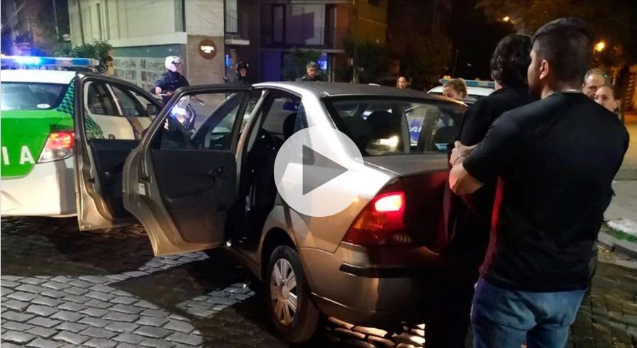 Atropelló a su novia en medio de una discusión, la abandonó en la calle y se fue a bailar