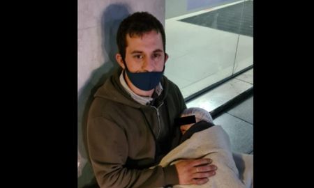 Viral: el hombre que pedía trabajo en la calle con un bebé en brazos consiguió empleo. Viral: el hombre que pedía trabajo en la calle con un bebé en brazos consiguió empleo.