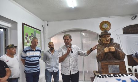 El intendente Emilio Jatón donó una escultura tallada a mano por un artista jujeño. El intendente Emilio Jatón donó una escultura tallada a mano por un artista jujeño.