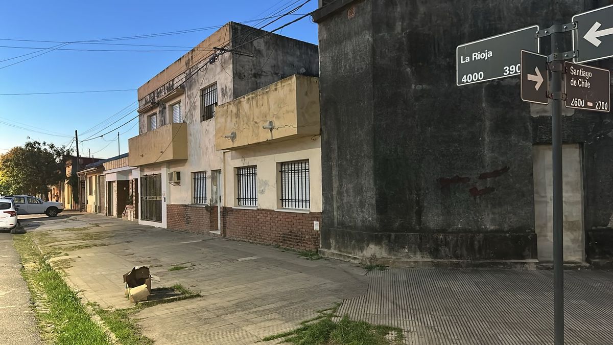 El hombre se encontraba tendido en el suelo cuando llegó la Policía. Fue atendido y derivado al Hospital Cullen.