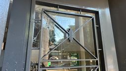 Un hombre en situación de calle rompió con un piedrazo el vidrio de una de las puertas del Palacio Municipal.