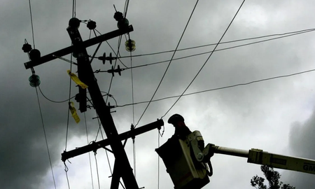 Hizo una acrobacia en un poste de luz y dejó sin luz a más de 10.000 casas Hizo una acrobacia en un poste de luz y dejó sin luz a más de 10.000 casas