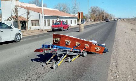 El ataúd salió despedido del vehículo y la empresa tuvo que salir a pedir disculpas. El ataúd salió despedido del vehículo y la empresa tuvo que salir a pedir disculpas.