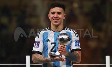 Enzo Fernández posa con el trofeo a Mejor Jugador Joven del Mundial Qatar 2022. Enzo Fernández posa con el trofeo a Mejor Jugador Joven del Mundial Qatar 2022.