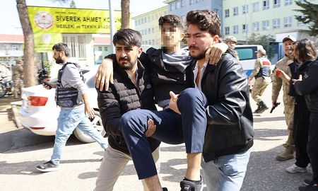 El 14 de abril, cuatro personas murieron (un profesor y tres alumnos) y 20 resultaron heridas en un tiroteo en un colegio en la provincia de Kahramanmaras, en el sur de Turquía. El 14 de abril, cuatro personas murieron (un profesor y tres alumnos) y 20 resultaron heridas en un tiroteo en un colegio en la provincia de Kahramanmaras, en el sur de Turquía.