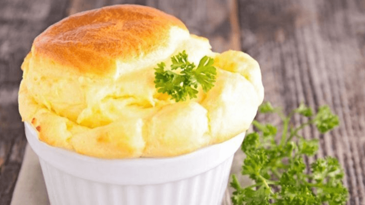 La fácil receta para hacer Soufflé de queso en casa y con ingredientes que todos tenemos.