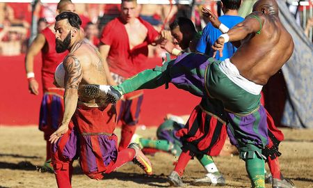 Calcio Storico, el deporte más violento del mundo que se juega solamente en Florencia, Italia. Calcio Storico, el deporte más violento del mundo que se juega solamente en Florencia, Italia.