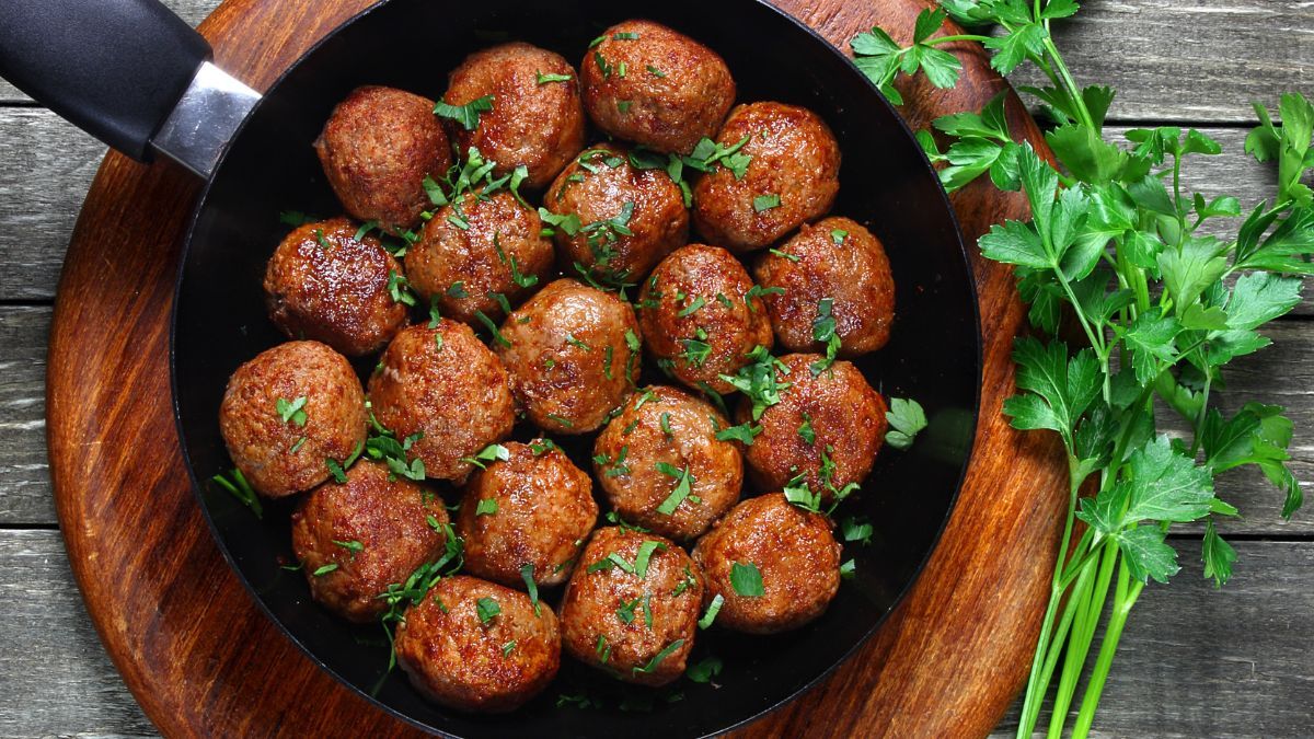 Albóndigas agridulces de cerdo, fáciles y caseras con una salsa intensa. Albóndigas agridulces de cerdo, fáciles y caseras con una salsa intensa.