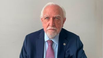 “Lo que necesitamos siempre es seguir fortaleciendo la democracia, para que esos años terribles no vuelvan nunca. La manera que no vuelvan es precisamente la democracia”, afirmó Gil Lavedra.