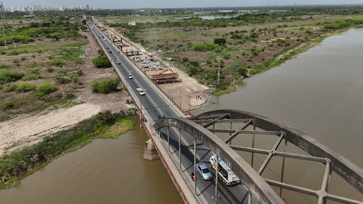 El nuevo puente avanzará sobre el Río Salado con un terraplén que permitirá construir pilotes sin frenar el flujo del agua.