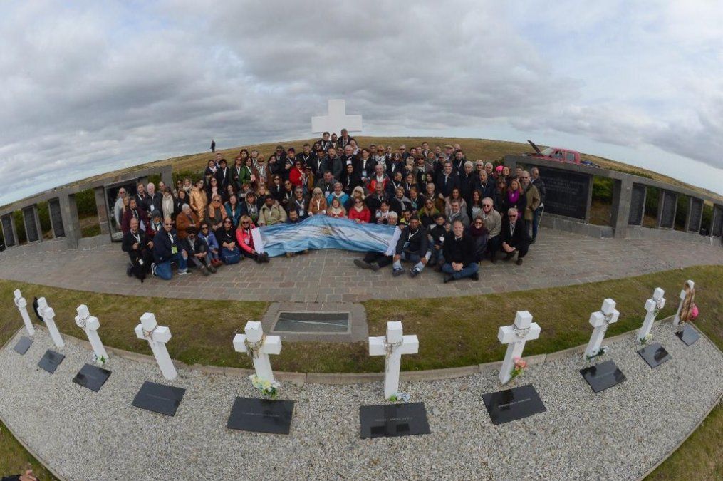 Después de 37 años, la bandera argentina volvió a desplegarse en Malvinas