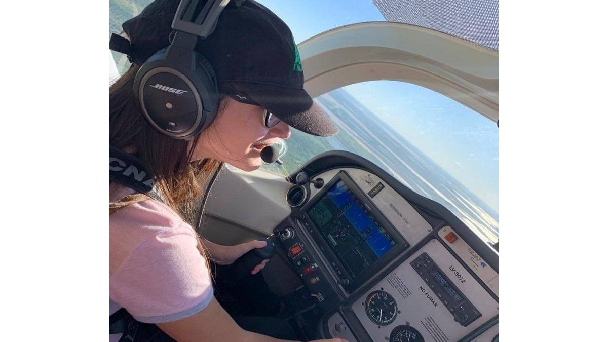 “Desde que tengo uso de razón, convivo con el mundo aeronáutico. Ya desde muy chiquita, mi papá me llevaba a volar. Y en este ambiente fui creciendo, volando y volando. Es imposible explicar con palabras lo que se siente cuando volás”, contó Abigail.