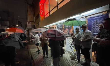 Un nutrido grupo de santafesinos protestaron frente al Cine América por el desfinanciamiento del INCAA. Un nutrido grupo de santafesinos protestaron frente al Cine América por el desfinanciamiento del INCAA.