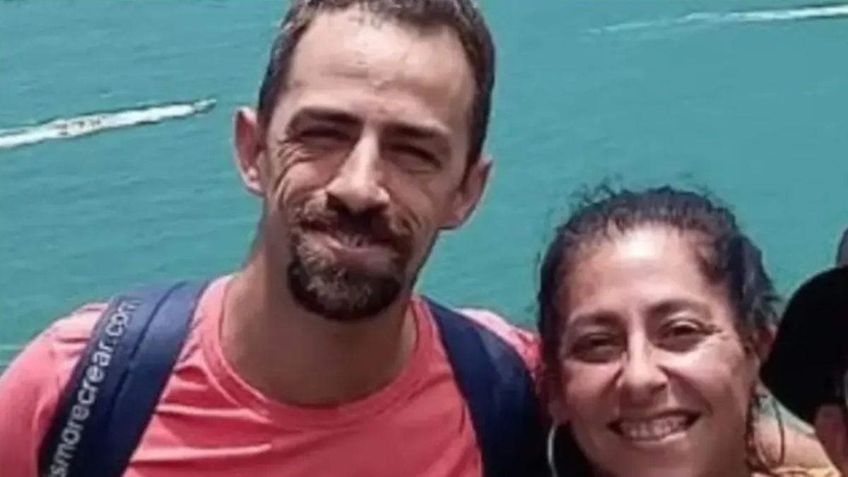 El auto en el que viajaba la familia qued&oacute; al borde de un barranco tras el impacto.